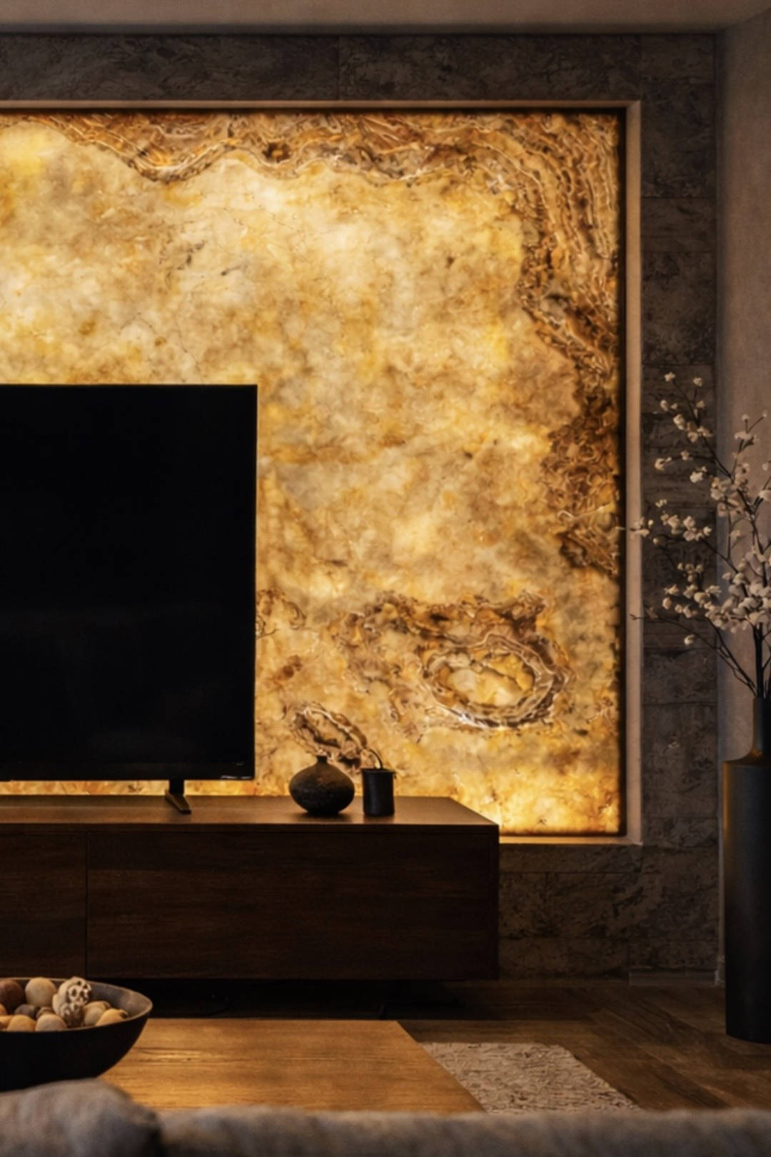 Mur TV en feuille de pierre translucide avec lumière intégrée dans un salon