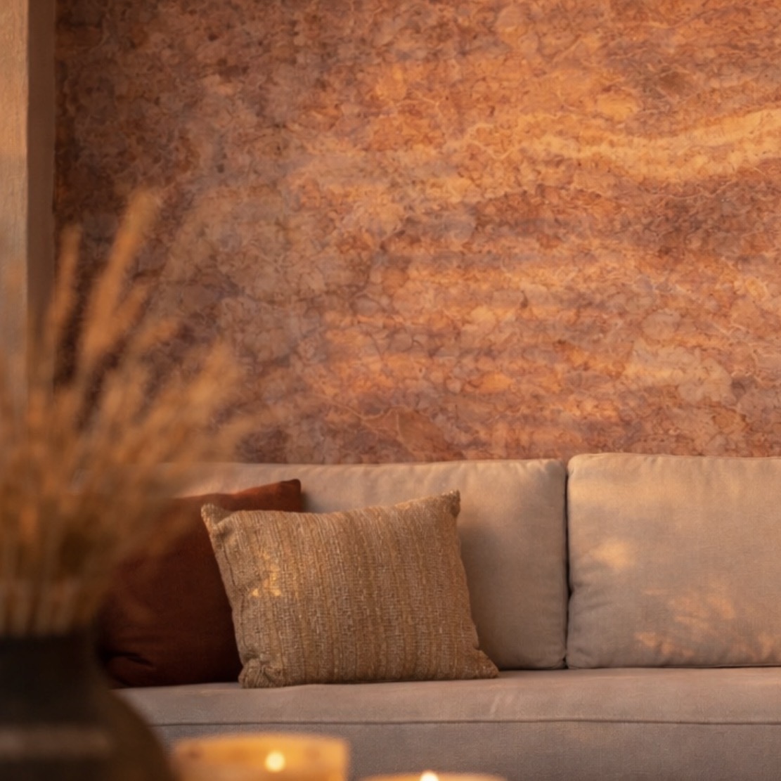 Feuille de pierre 66 | Mur terrasse extérieur avec intégration de feuille de pierre - vue heure dorée
